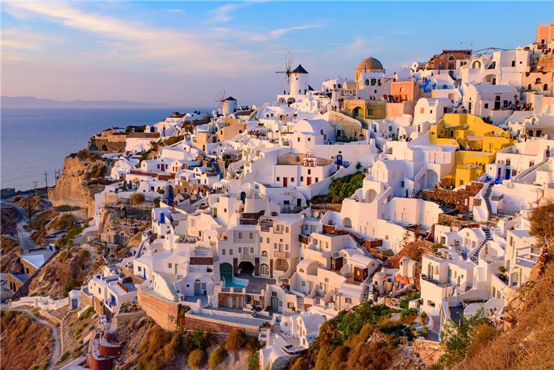 Griechenland lockt Rentner Sonnenaufgang über Santorin: Die griechische Insel ist ein Traumziel deutscher Urlauberinnen und Urlauber.