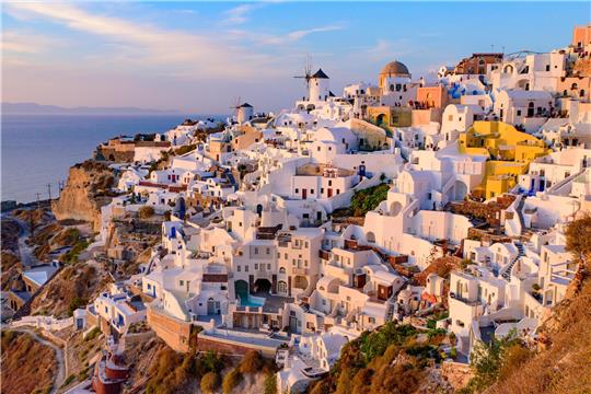 Sonnenaufgang über Santorin: Die griechische Insel ist ein Traumziel deutscher Urlauberinnen und Urlauber.