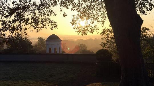Sonnenaufgang über der Karlsaue und dem Frühstückstempel auf dem Weinberg in Kassel.
