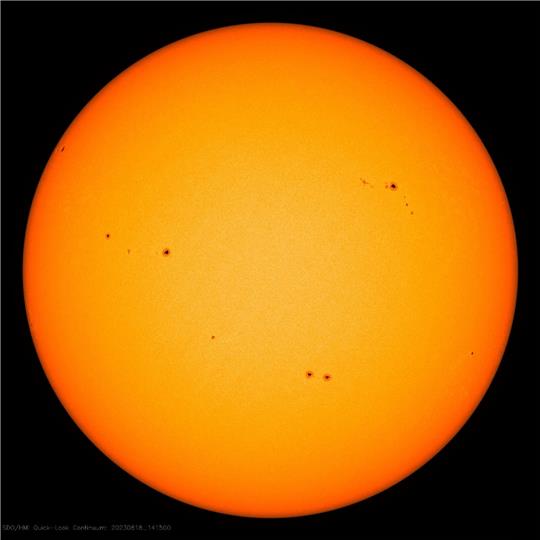 Sonnenflecken sind auf der Oberfläche der Sonne zu sehen. Wissenschaftler haben zuletzt mehrfach starke Eruptionen und Sonnenstürme gemessen.