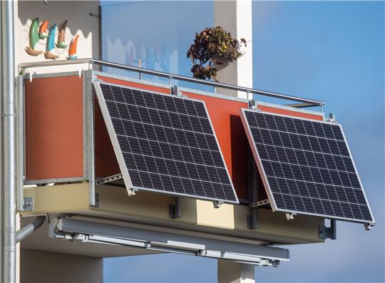 Sonnenkollektoren sind an einem Balkon installiert.