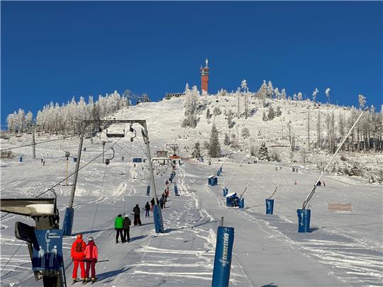 Sonnenschein und ausreichend Naturschnee: Das sind die Zutaten für den traumhaften Start in die Skisaison an diesem Wochenende am Wurmberg. Foto: Eggers