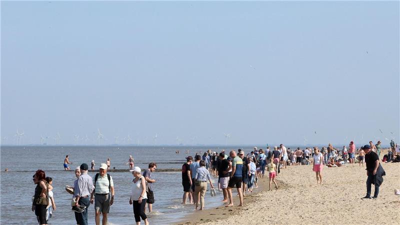 Sonnenschein und sommerliche Temperaturen vor Herbstanfang Sonnenschein und sommerliche Temperaturen haben viele Menschen an den Strand in Cuxhaven-Duhnen gelockt.
