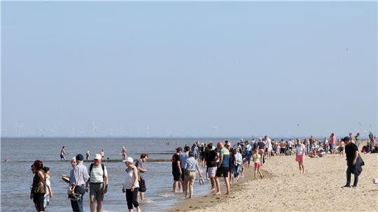 Sonnenschein und sommerliche Temperaturen haben viele Menschen an den Strand in Cuxhaven-Duhnen gelockt.