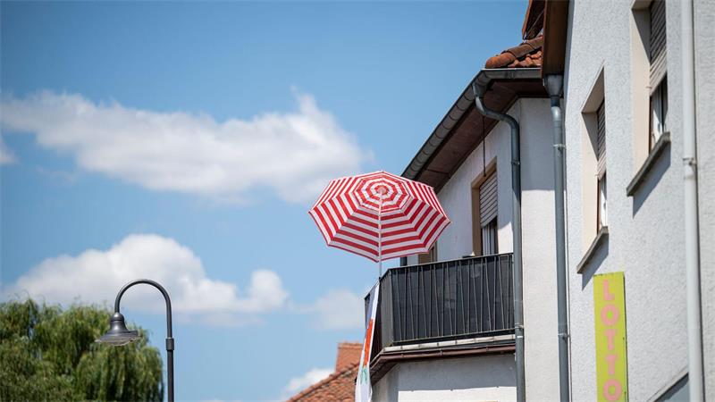 Viel Sonne - aber auch Blitz und Donner Sonnenschutz ist auch in den kommenden Tagen nötig. (Symbolbild)