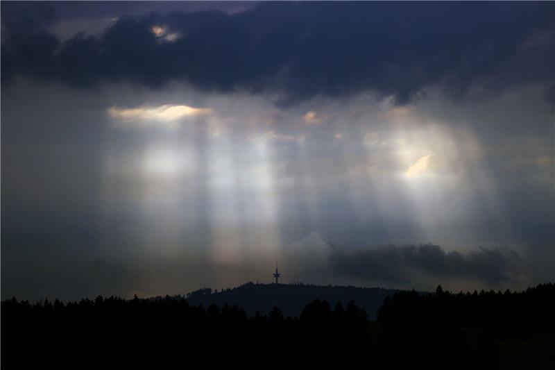 Sonne zu Wolken - Wechselhaftes Wochenende in Niedersachsen Sonnenstrahlen dringen durch Wolkenlücken.
