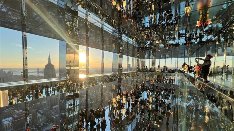 Teure beste Aussicht - New Yorks Wolkenkratzer im Wettbewerb Sonnenuntergang im Spiegelkabinett.