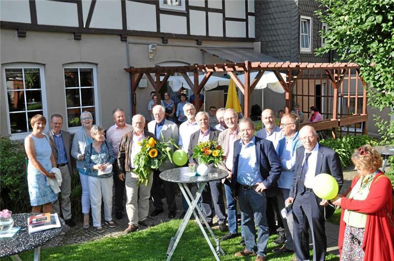 Sonniger Abschluss mit Sonnenblumen in der Hand: Am Ende des Tages führt der am Mittag begonnene „Dankgang“ Reinhard Guischard in die „Oschiwa“, der Zentrale der Diakonischen Beratungsdienste an der Oberen Schildwache. Links hinter ihm freut sich Joachim Röpke, dass seine Idee  einen derart  großen Anklang gefunden hat. Fotos: Heine
