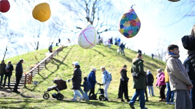 Sonniges Frühlingswetter lockte viele Besucher zu der Ostertradition an den Plytenberg. 
