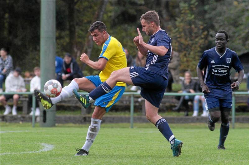 Gipfeltreffen in Zellerfeld und Gielde Sonntag gibt es ein Wiedersehen: Alexander Bieneck vom FC Zellerfeld (li.) trifft auf Geert Faber vom benachbarten TuS. Foto: Gietemann