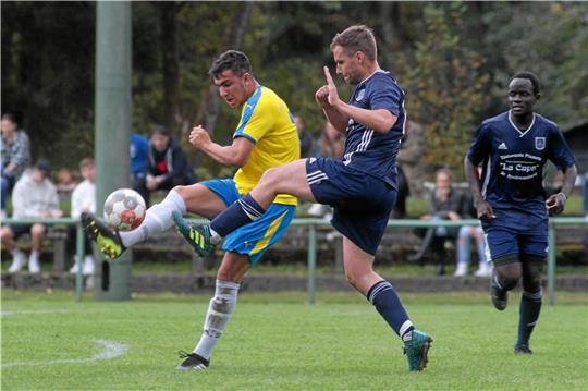 Sonntag gibt es ein Wiedersehen: Alexander Bieneck vom FC Zellerfeld (li.) trifft auf Geert Faber vom benachbarten TuS. Foto: Gietemann