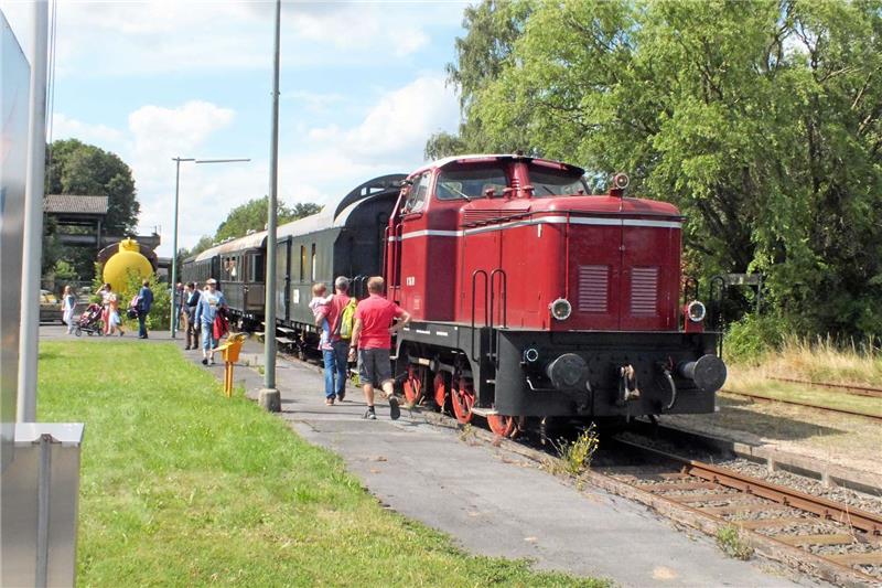 Sonntag startet die Fahrt in einer historischen Bahn durch das Nettetal.  Foto; privat