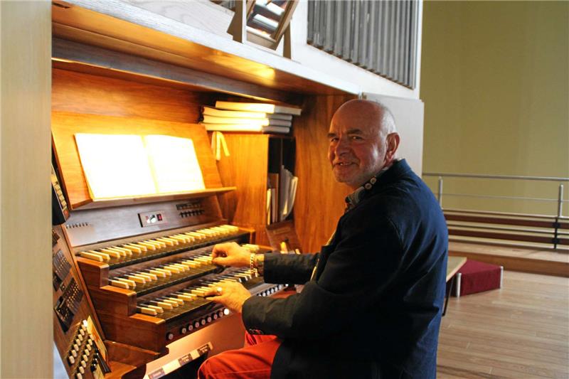Sonntags Orgel zu spielen, das gehört zum Leben von Roland Lorenz – seit 50 Jahren.  Foto: Kempfer