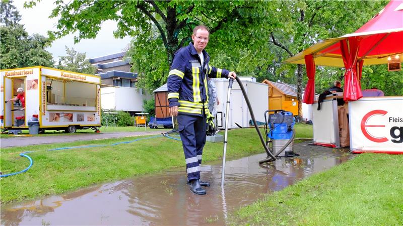 Sommerfest in Hahnenklee mit Wasser in jeder Facette Sonst heißt es Wasser marsch, hier saugt Martin Wilgenbus das Wasser ab.