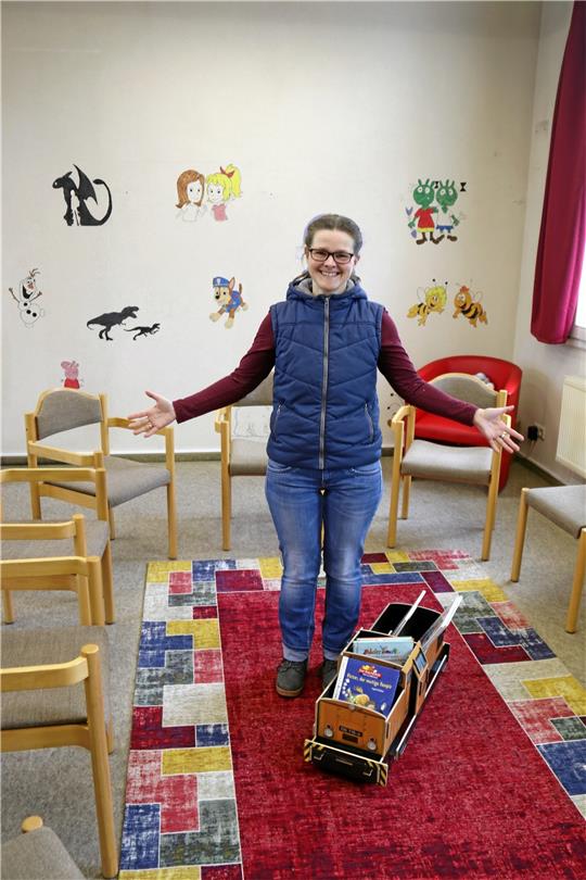 Sooo viel Platz für junge Leser: Simone Lindemann stellt die neue Kinder-Ecke in der Vienenburger Bibliothek vor. Foto: Hartmann