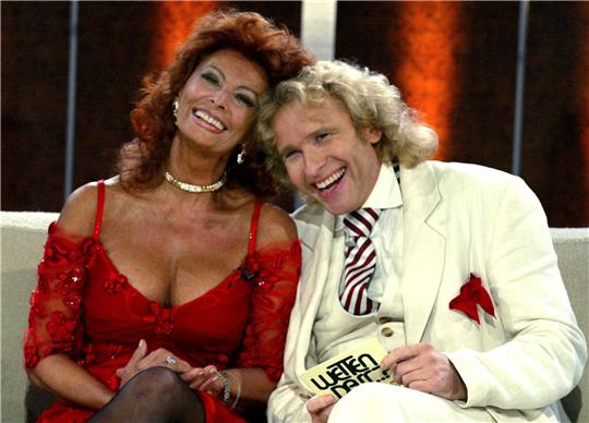 Sophia Loren mit Showmaster Thomas Gottschalk in der Fernsehshow "Wetten, dass..?" 2004.