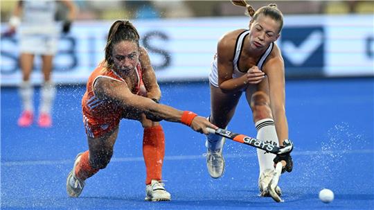 Sophia Schwabe (r) und die Niederländerin Lisa Post im Duell um den Ball.