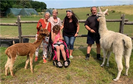 Sophie Dößel erlebt mit ihrer Mutter einen Tag auf dem Alpaka-Hof. Foto: Privat