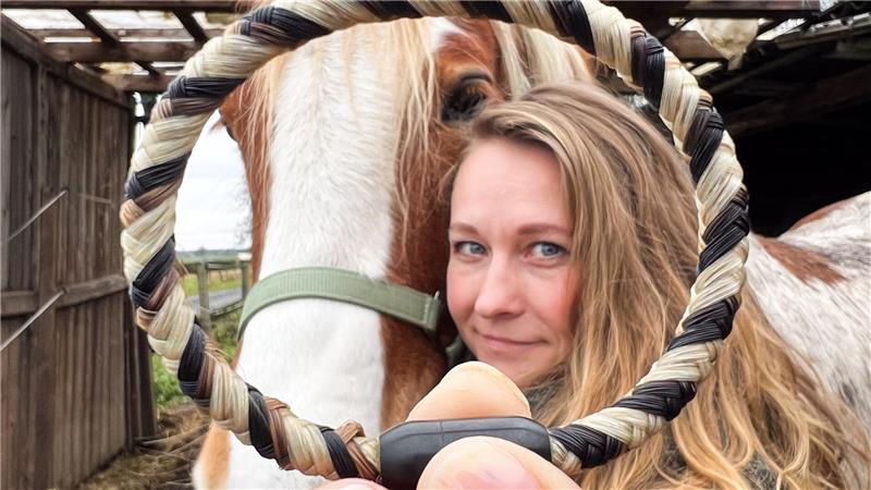Schmuck aus Pferdehaar - Peinerin fertigt emotionale Kunst Sophie Dongowski zeigt neben ihrem Pferd Valentino ein aus Pferdehaar und Menschenhaar gefertigtes Armband.