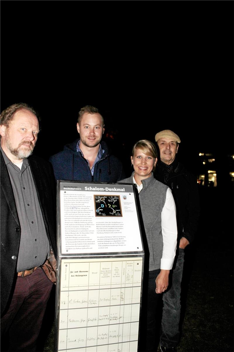 Sophie Junicke und Maximilian Spree (2.v.li.) als „Berufskollegen“ und Stifter des Geschichtspunkts mit Markus Weber (links) und Professor Eberhard Högerle.