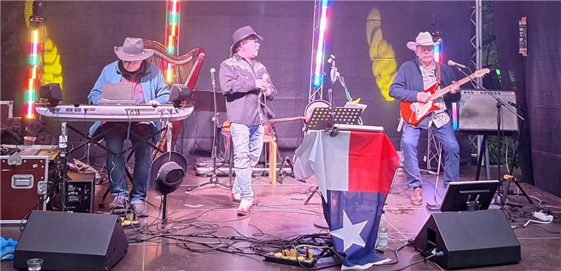 Sorgen auf der Open-Air-Bühne im Stadtbad für Stimmung und möchten so gerne Dave Dudley hören: die Cowboys der Band Texas Roads.