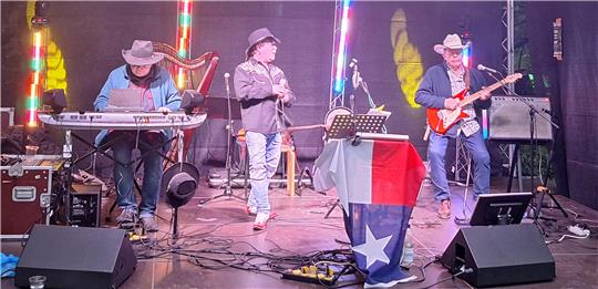 Sorgen auf der Open-Air-Bühne im Stadtbad für Stimmung und möchten so gerne Dave Dudley hören: die Cowboys der Band Texas Roads.