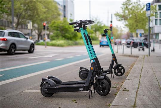 Sorgen für Diskussionen: E-Scooter in der Innenstadt.
