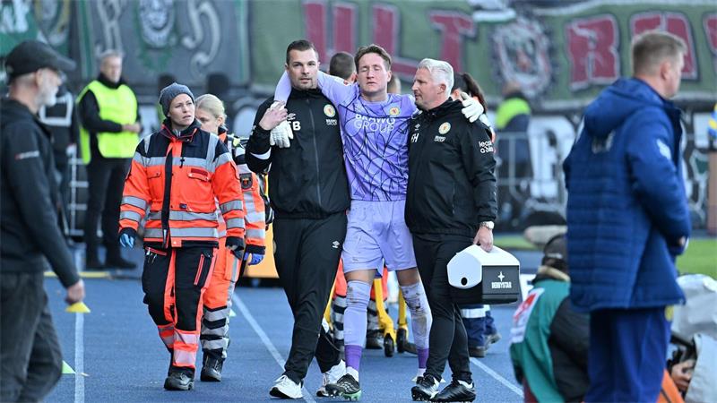 Sorgen um Ron-Thorben Hoffmann: Der Eintracht-Torwart muss verletzt ausgewechselt werden. 