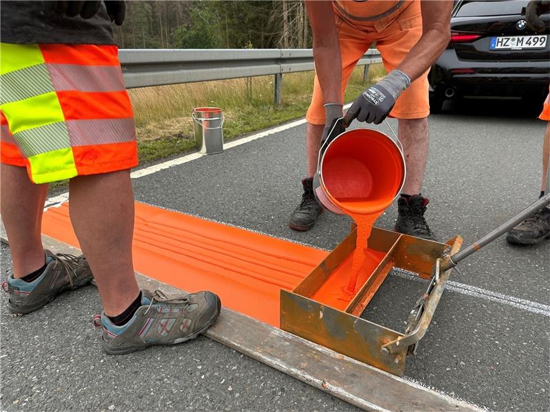 Hohegeiß: Rüttelstreifen sollen Unfälle auf der B 4 verhindern Sorgfältig tragen die Mitarbeiter der Firma „Meyer Verkehrstechnik“, die Zwei-Komponenten-Masse auf die Fahrbahn auf, aus der nach der Trocknung die Rüttelstreifen im Kesselberg-Bereich entstehen, die auf Schildern angekündigt werden. Fotos: Eggers