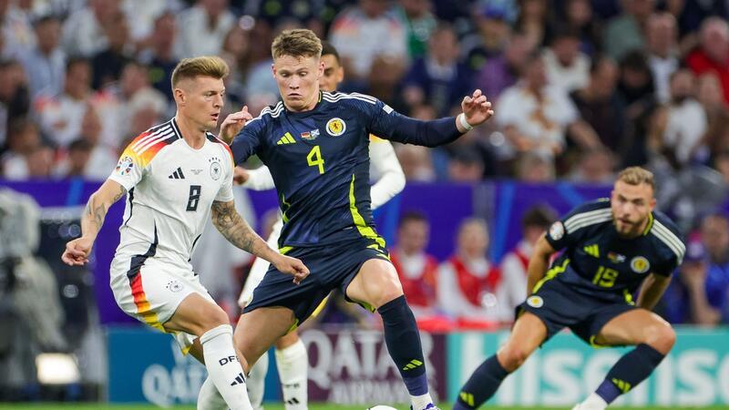 Zauberfußball beim Rekordsieg: EM-Traumstart für Nagelsmann Sorgte für Ruhe im deutschen Spiel: Toni Kroos (l).