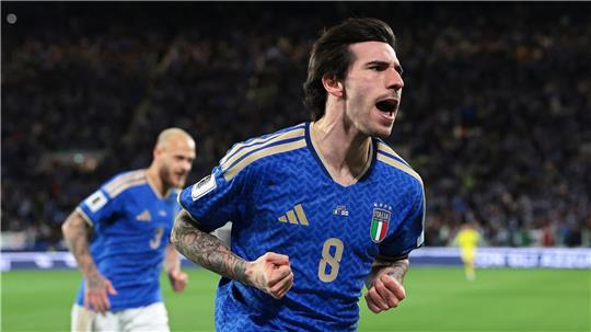 Sorgte für die Befreiung: Italiens 1:0-Torschütze Sandro Tonali (r)  