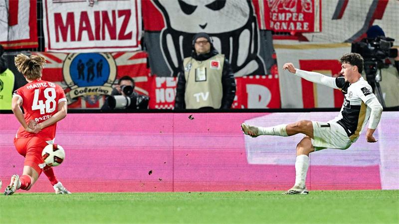 Nach Pokal-Frust: Elversberg düpiert Mainz Sorgte mit dem dritten Treffer für die Vorentscheidung: Maurice Krattenmacher.