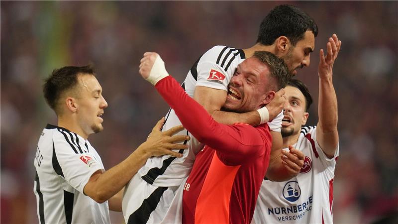 Kloses Nürnberger stürmen Betzenberg: FCK verpasst Rang drei Sorgte mit einer starken Einzelaktion für das 2:0: Nürnbergs Mahir Emreli (oben).