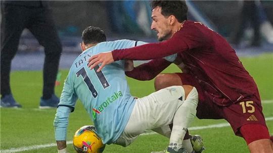 Sorgten für eine Rudelbildung in der Schlussphase des Derbys: Mats Hummels (r) und Valentin Castellanos.