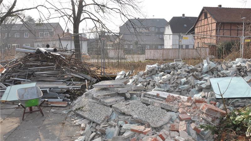 Sortierte Schuttberge liegen auf dem Areal und warten auf ihren Abtransport.