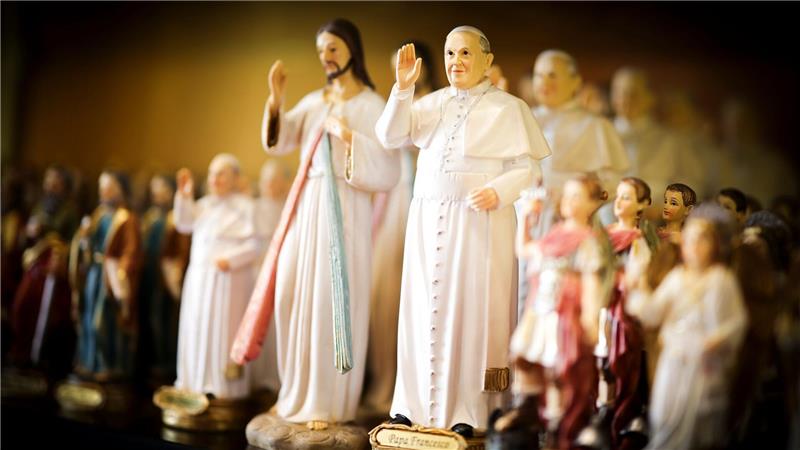 Souvenirfiguren von Papst Franziskus in Rom