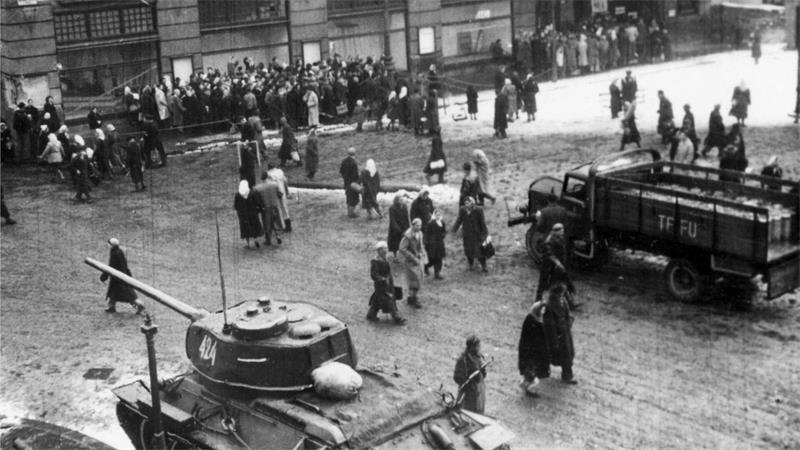 Ungarn feiert Aufstand 1956 - und den politischen Umbruch Sowjetische Panzer in den Straßen von Budapest. (Archivbild)
