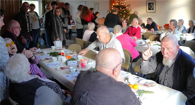50 Gäste verbringen Heiligabend im Weihnachtszimmer in Bündheim Sowohl Gäste als auch freiwillige Helfer sind an Heiligabend zahlreich vertreten.