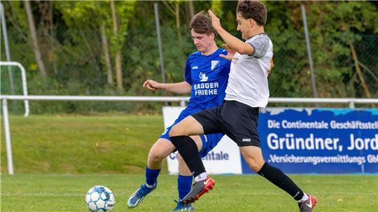 Sowohl Okers Joshua-André Zimmermann (r.) als auch Vienenburgs Nico Rimbach können die Auswärtsniederlagen ihrer Teams bei Union Salzgitter und Viktoria Thiede nicht verhindern. Archivfoto: Drechsler