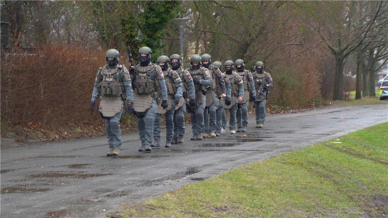 Mehrere Einsatzkräfte auf dem Weg zum betroffenen Gebäude