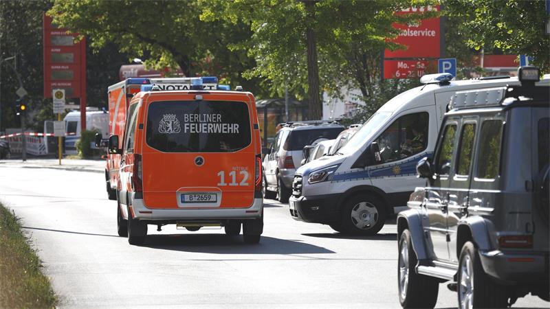 Polizei beendet Geiselnahme in Berlin - Frau gerettet Sowohl die Geisel als auch der Geiselnehmer kamen in ein Krankenhaus.