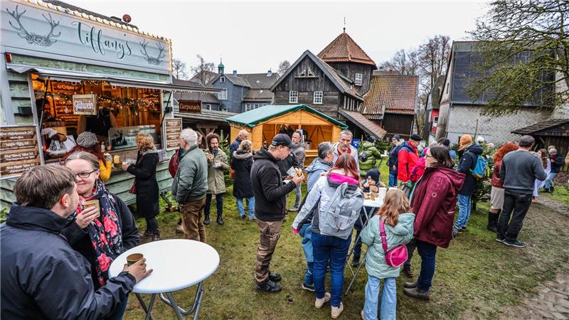 Sowohl drinnen als auch draußen tummeln sich die Gäste auf dem weitläufigen Gelände des Bergwerksmuseums.