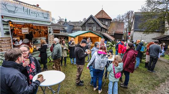 Sowohl drinnen als auch draußen tummeln sich die Gäste auf dem weitläufigen Gelände des Bergwerksmuseums.