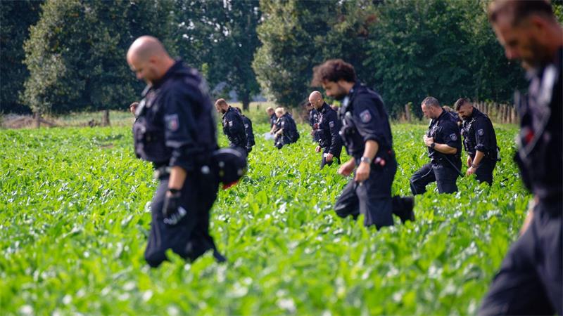 Sowohl in Brandenburg als auch in NRW wurden nach Angaben der Behörden Abschussvorrichtungen und Pyrotechnik gefunden.