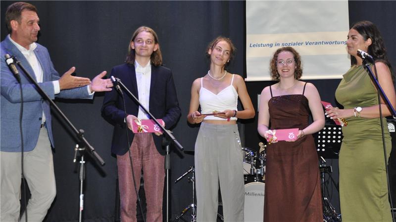 Goslarer CvD-Gymnasium entlässt seinen Premieren-Jahrgang Sozial besonders engagiert (v.l.): Colin Schönfelder vergibt den Preis des Elternvereins an Elias Gierling, Laura Kinzel, Leni Schöning und Donjeta Krasnici.