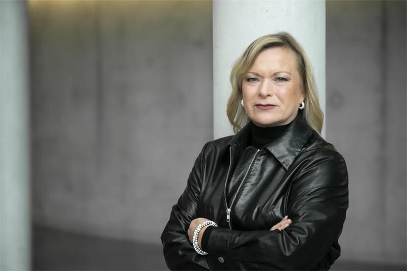 SPD-Bundestagsabgeordnete Dunja Kreiser tritt wieder an Sozialdemokratin Dunja Kreiser wirft dem CDU-Kanzlerkandidaten Friedrich Merz vor, mit den Abstimmungen zur Migration und der Zustimmung durch die AfD einen Tabubruch begangen und einen "Scherbenhaufen" hinterlassen zu haben.
