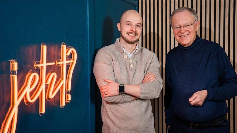 Zwei Männer blicken in die Kamera.