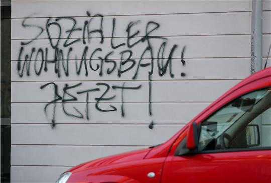 «Sozialer Wohnungsbau! Jetzt!» lautet die auf ein Mietshaus gesprühte Forderung. Die Mieten steigen, der Wohnraum ist knapp.