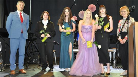 Soziales Engagement belohnt: Elternvertreter Bastian Borkenhagen (l.) und Rektorin Ulrike Eilers (r.) ehren Mia Sogretzki, Lisa Wille, Emilia Heuck und Kim Marie Haubold.