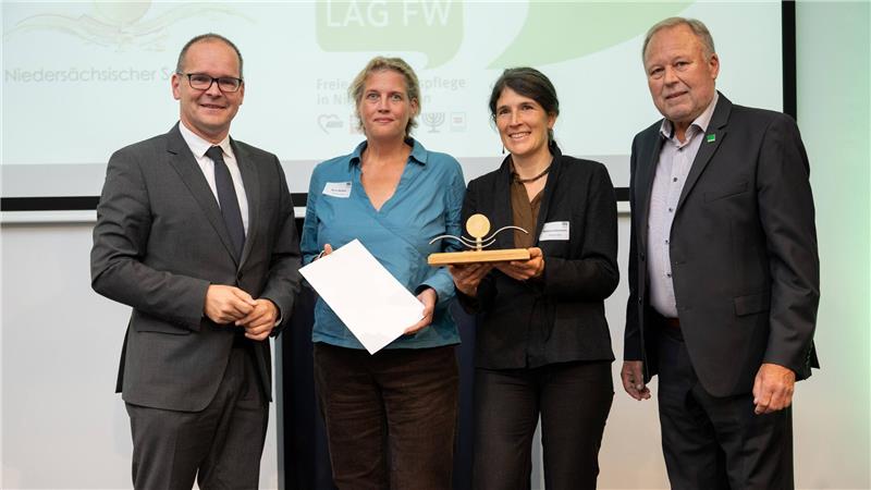 Niedersächsischer Sozialpreis für Genossenschaft Alma Sozialpreis für das Team von Alma: Detlef Vollheyde (von rechts), Rebecca Kleinheitz und Maria Nielsen mit dem niedersächsischen Wirtschaftsminister Grant Hendrik Tonne, der auch die Laudatio für die Genossenschaft hielt.